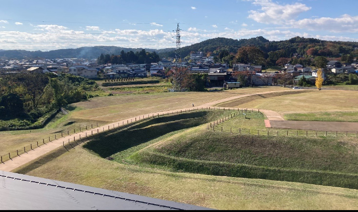 「堀内部」の再現された堀。その奥の住宅が立ち並んでいる場所が、秀衡・泰衡の居館「伽羅之御所」跡。